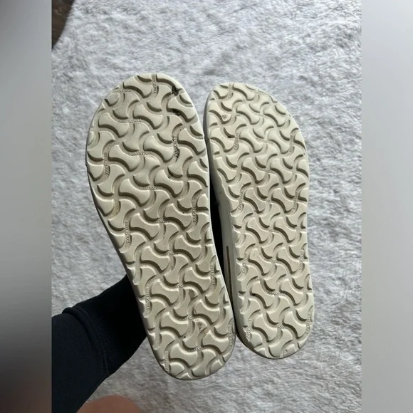 Birkenstock Black and White Sneakers with Minimalist Design - Picture 7 of 7